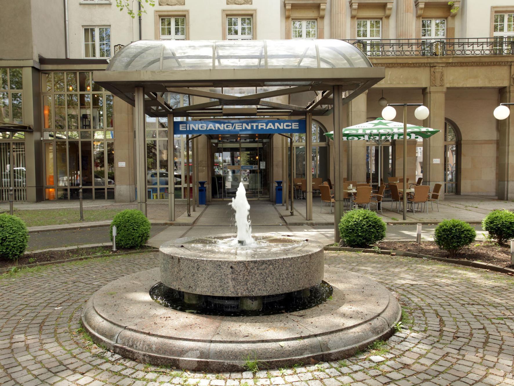 Hotel A&O Karlsruhe Hauptbahnhof Exterior foto